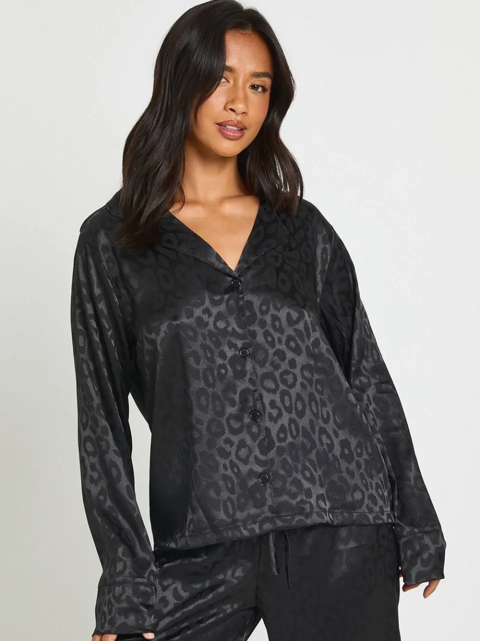 boohoo Dames Petite Luipaardprint Jacquard Satijnen Pyjama Set Met Lange Mouwen Shirt & Broek zwart, foto 3