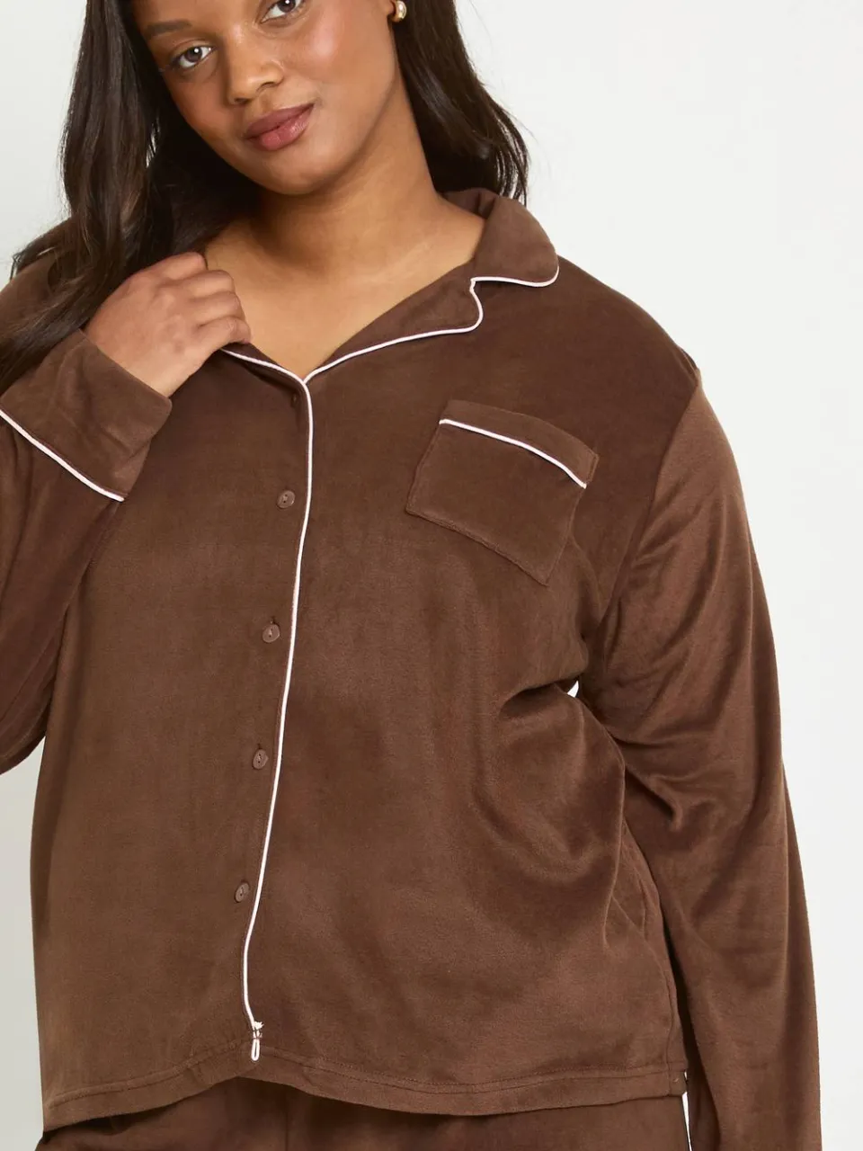 boohoo Dames Plus Baby Fleece Pyjama Set Met Lange Mouwen Shirt & Broek Met Biesdetail chocoladebruin, foto 2