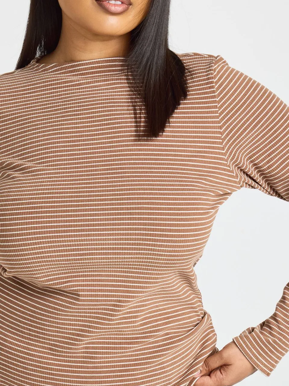 boohoo Dames Plus Zachte Geribbelde Gestreepte Pyjama Set Met Lange Mouwen Top & Korte Broek chocoladebruin, foto 4