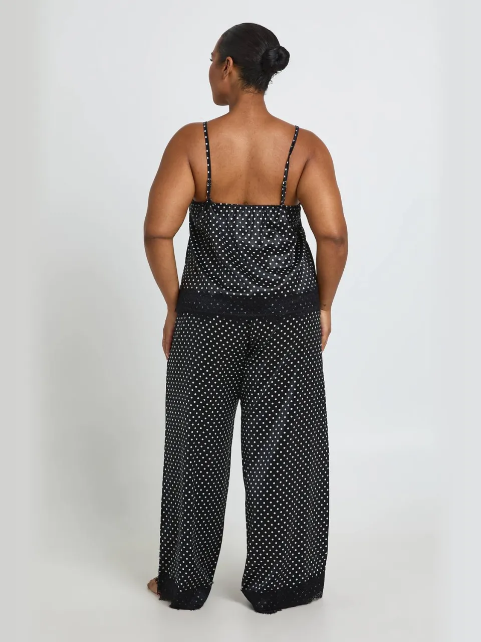 boohoo Dames Plus Satijnen Pyjama Set Met Stippenprint, Kanten Cami En Broek zwart, foto 2
