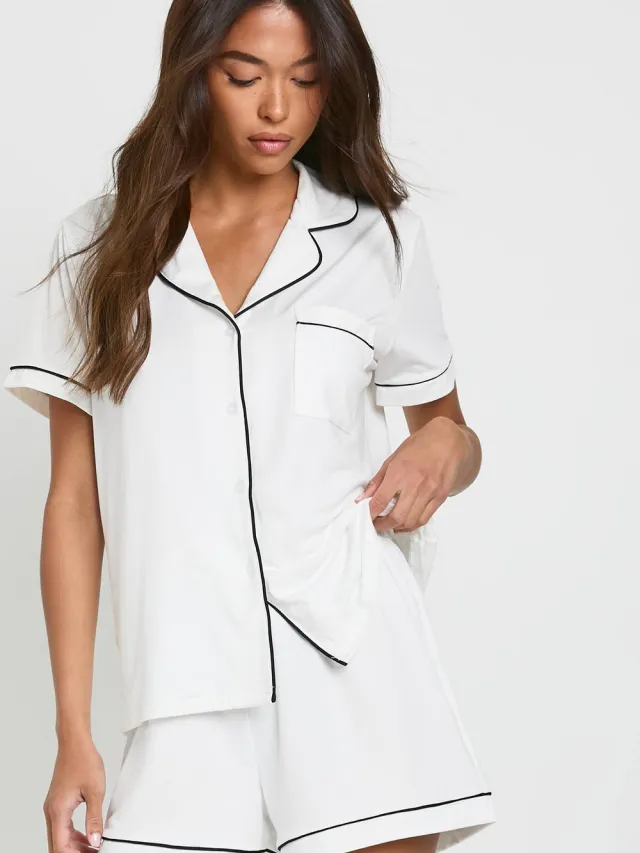 boohoo Dames Pyjama set met t-shirt met korte mouwen en korte broek met jersey piping detail wit, foto 2