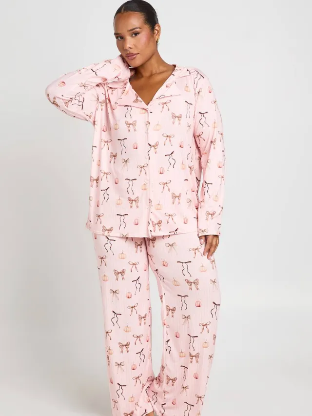 boohoo Dames Plus Pompoen En Strik Pyjama Set Met Shirt Met Lange Mouwen & Broek Roze