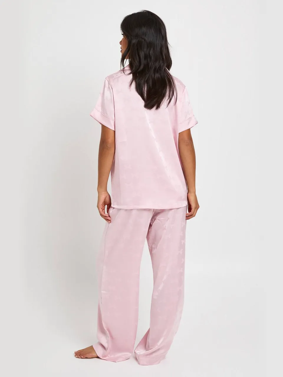 boohoo Dames Petite Pyjama Set Met Jacquard Strikjesdessin, Satijnen Blouse Met Korte Mouwen & Broek lichtroze, foto 2