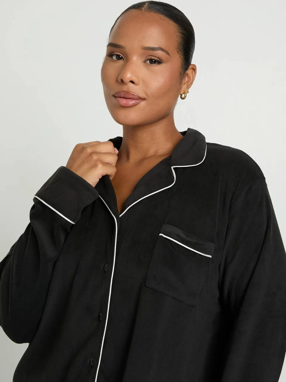 boohoo Dames Plus Baby Fleece Pyjama Set Met Pijpbies Detail, Shirt Met Lange Mouwen & Broek zwart, foto 3