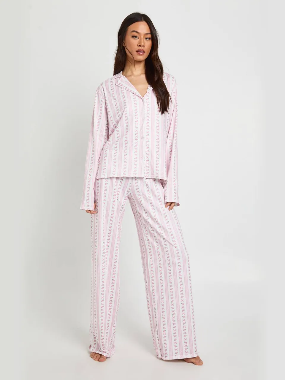 boohoo Dames Tall Pyjama Set met Strikprint - Shirt met Lange Mouwen & Broek roze, foto 3