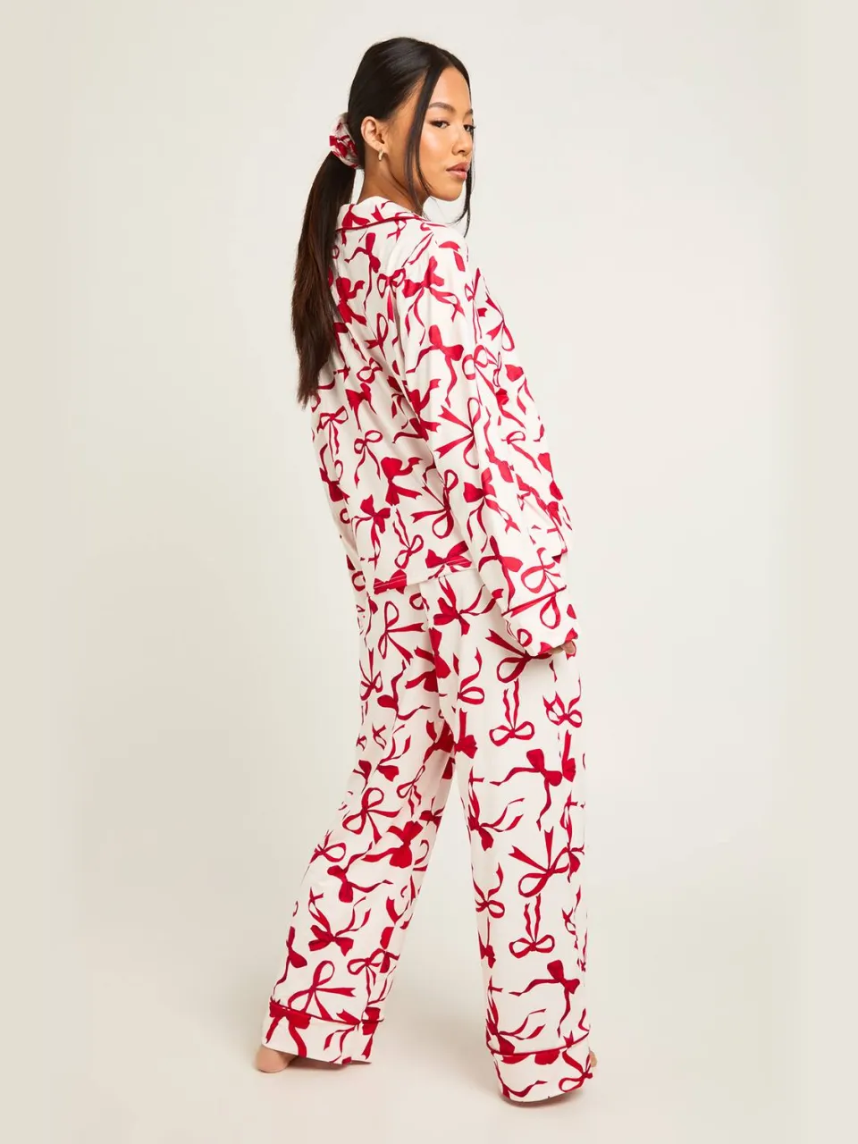 boohoo Dames Petite Oversized Strik Print Lange Mouw Shirt & Broek 3-Delige Pyjama Set crème, foto 2