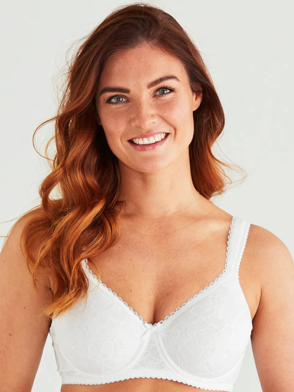 Swegmark Lace Shape voorgevormde T-shirt-bh met beugel wit