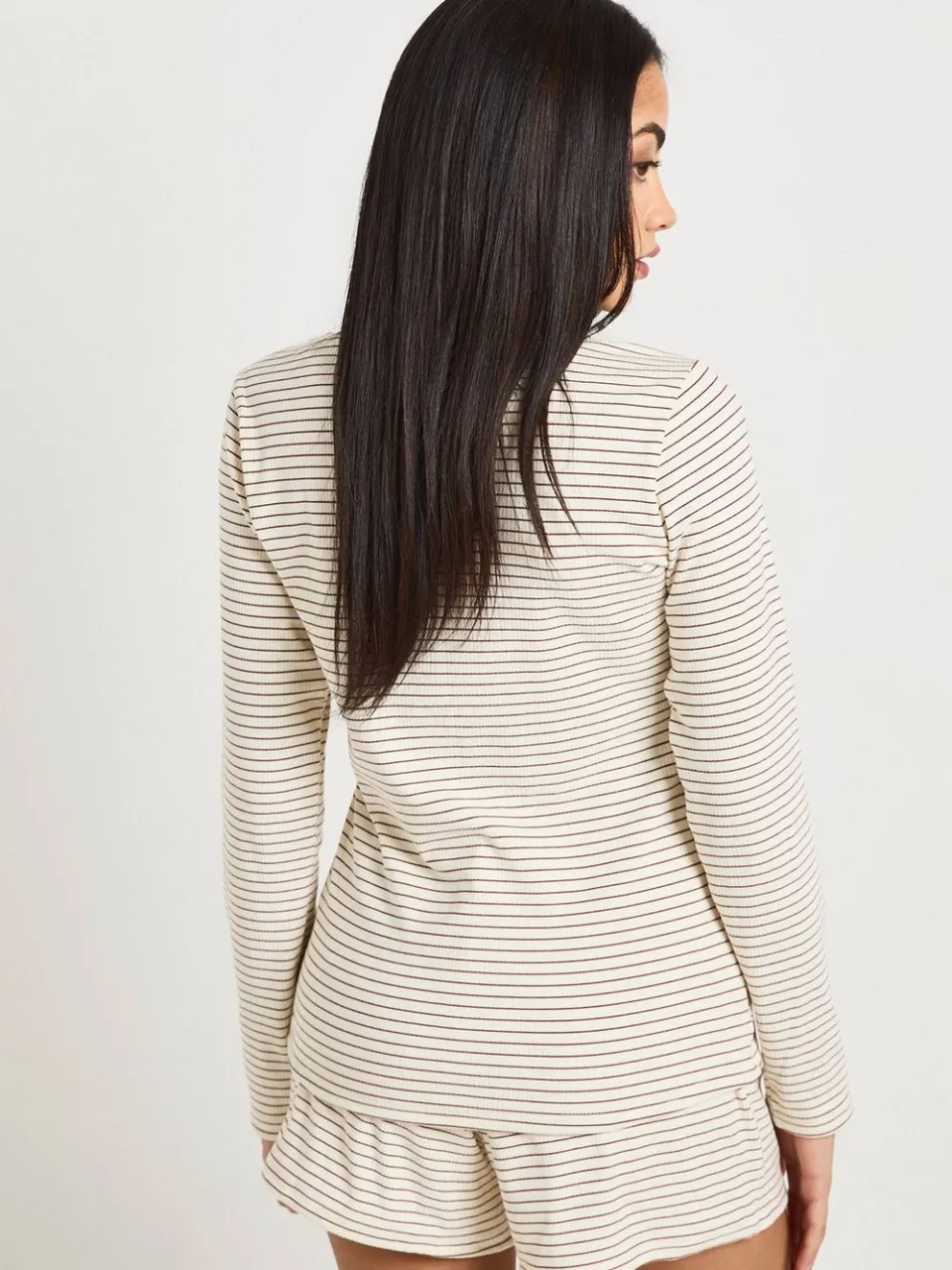 boohoo Dames Zachte Geribbelde Gestreepte Pyjama Set Met Lange Mouwen Top & Korte Broek crème, foto 3