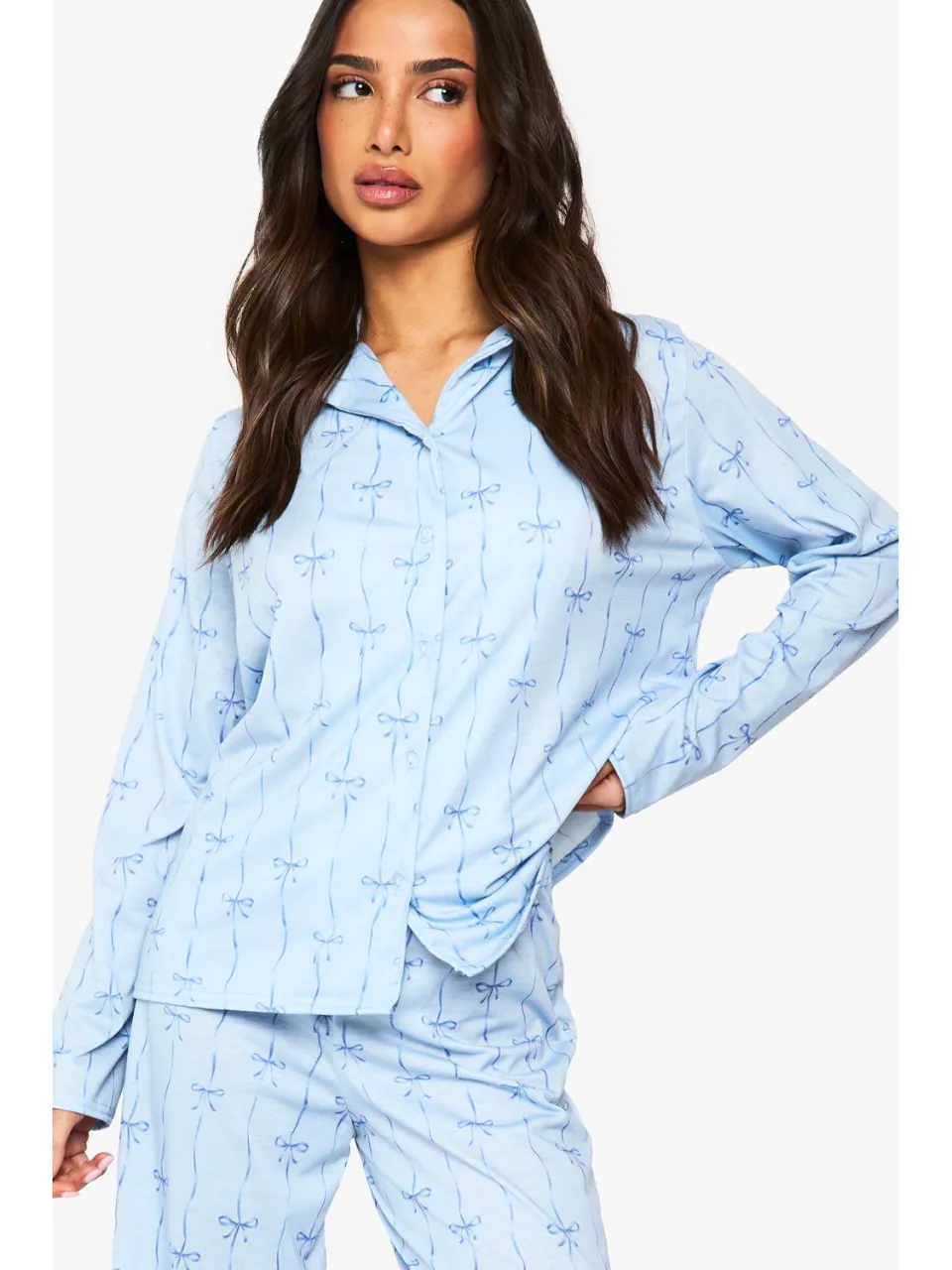 boohoo Dames Petite Pyjama Set met Strikprint: Langmouwen Shirt & Broek blauw, foto 4