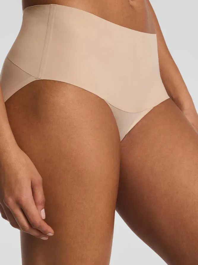 SPANX SPANXsupersmooth™ Undie-tectable seamless licht corrigerende slip - beige