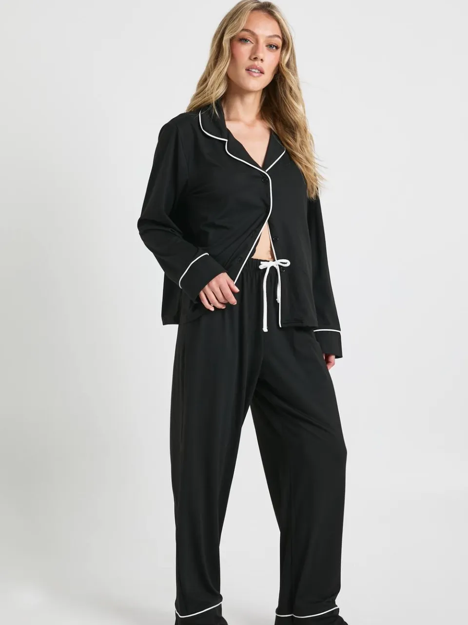 boohoo Dames Petite Jersey met pijpdetail, langarmig shirt & broek pyjamaset zwart, foto 3