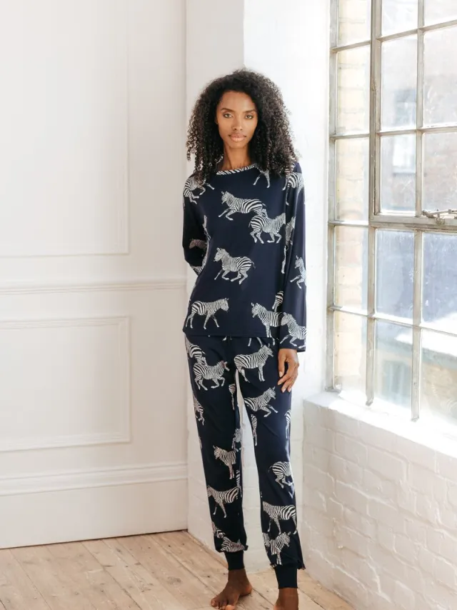 Chelsea Peers Comfortabele lange Pyjamaset met Zebraprint – Navy
