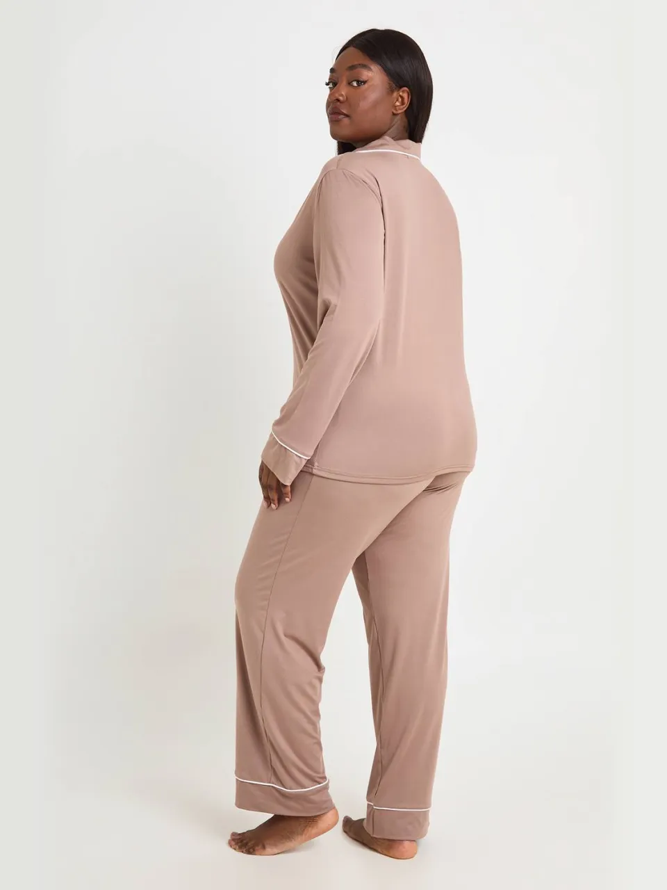 boohoo Dames Pyjama Set Met Pijpdetail Lange Mouwen Shirt & Broek Plus Size mokka, foto 2