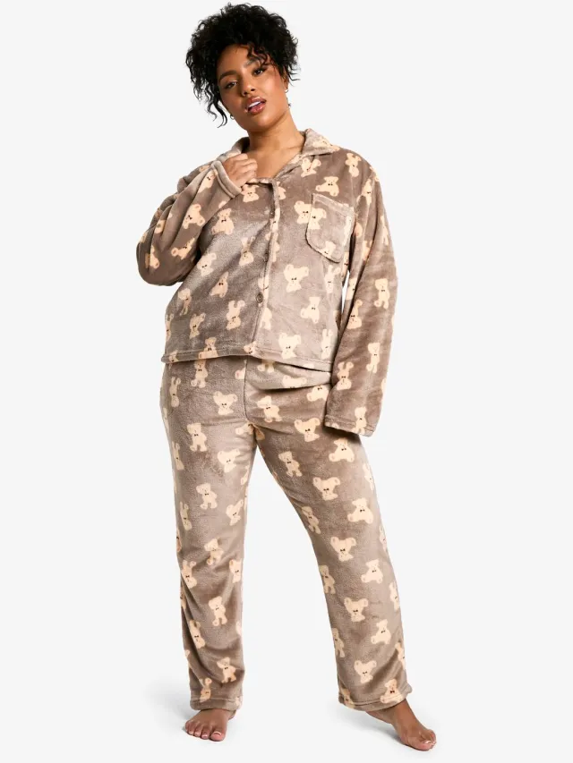 boohoo Dames Plus Bear Fleece Pyjama Set met Knoopsluiting op de Voorzijde Bruin