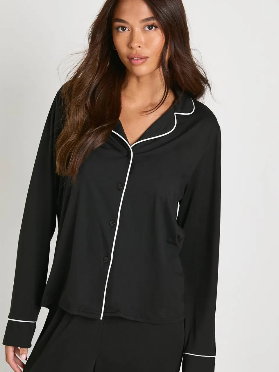 boohoo Dames Pyjama set met langarmhemd en broek voorzien van jersey piping detail zwart, foto 2