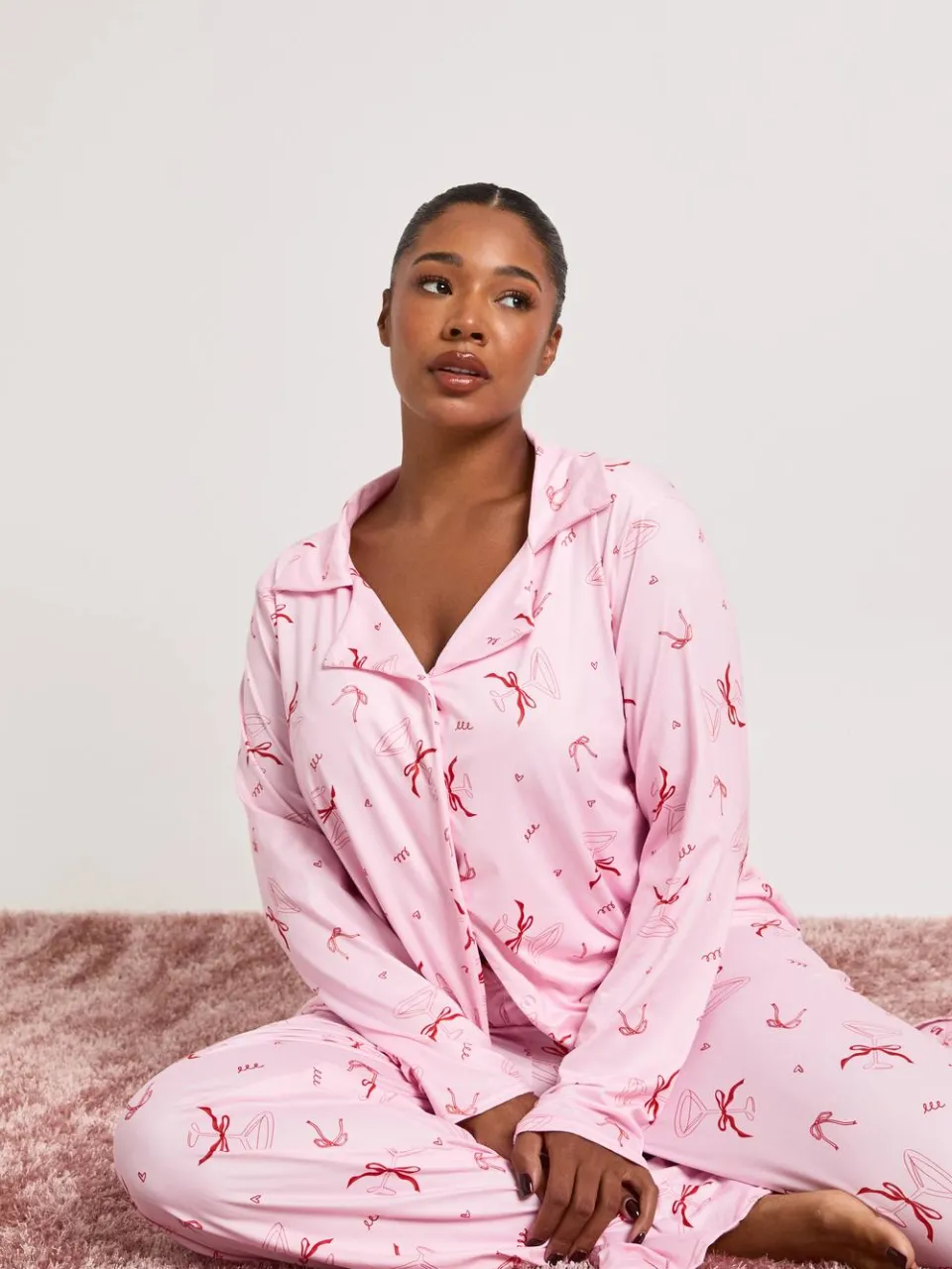 boohoo Dames Plus Strik Cocktail Lange Mouw Shirt En Broek Pyjama Set roze, foto 4