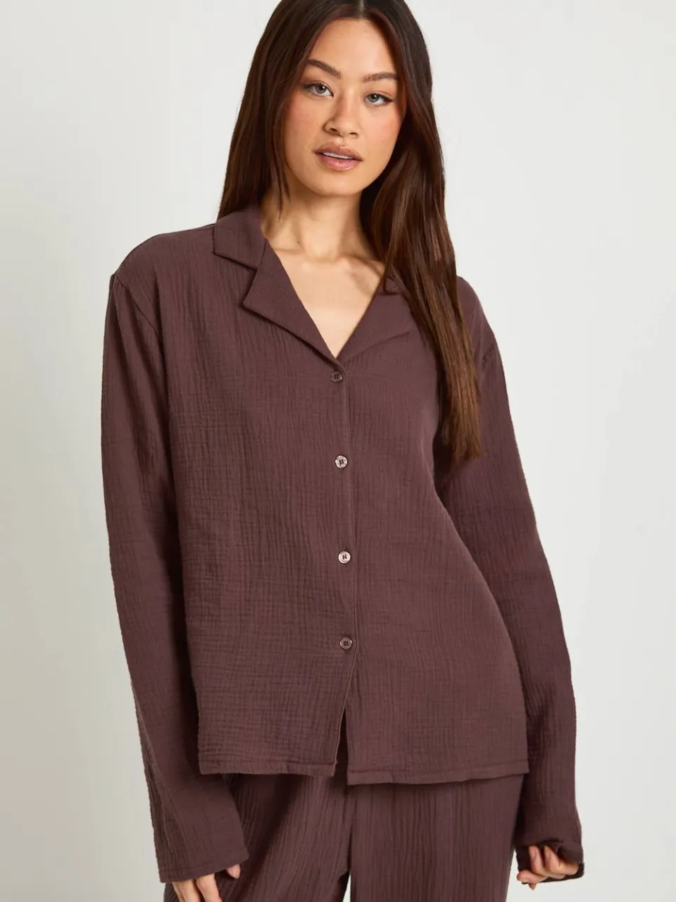 boohoo Dames Lange Mouwlin Shirt & Broek Pyjama Set Voor Lange Maten chocoladebruin, foto 2