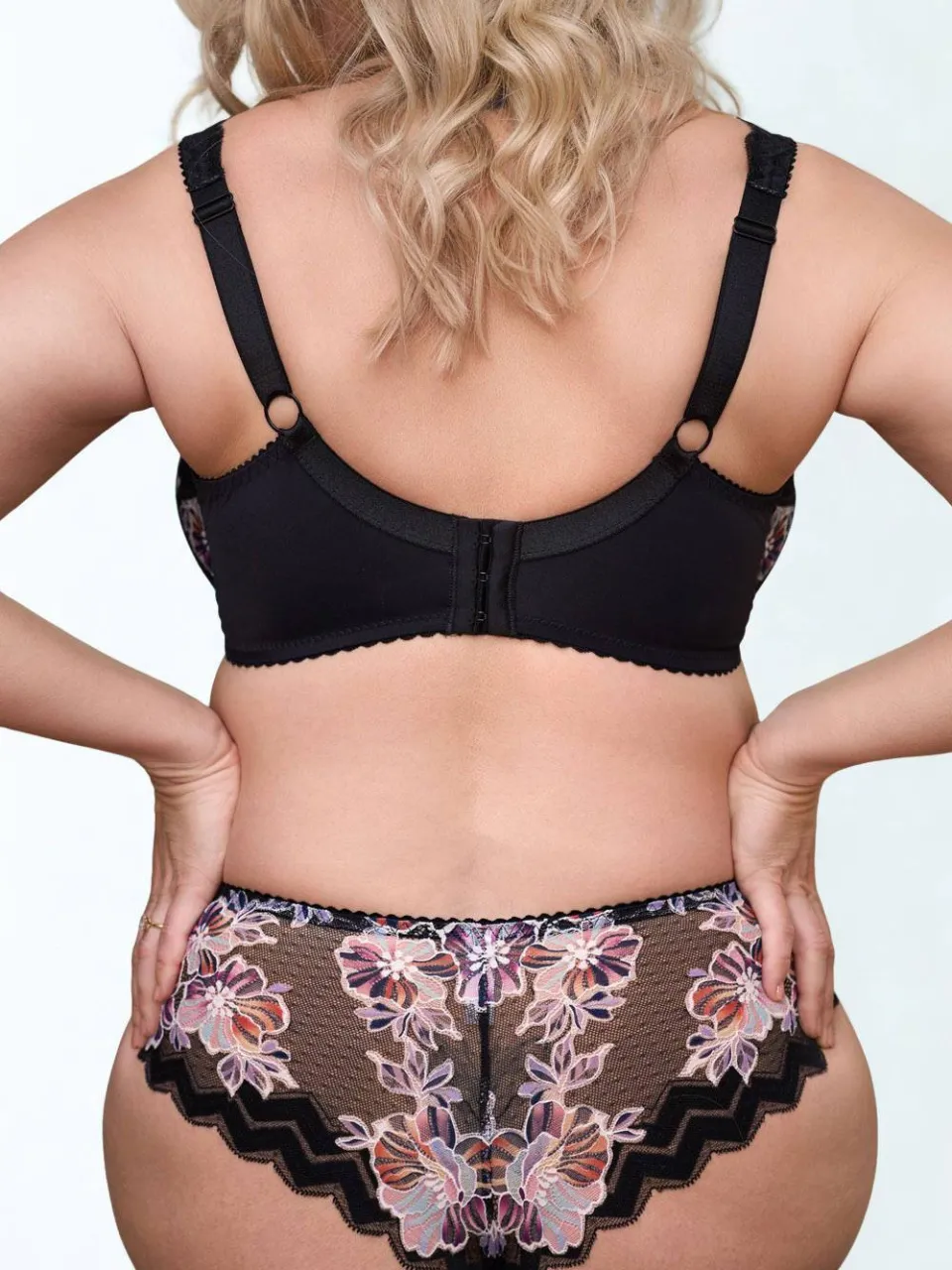 Plaisir Beate brazilian slip zwart met bloemenprint, foto 4