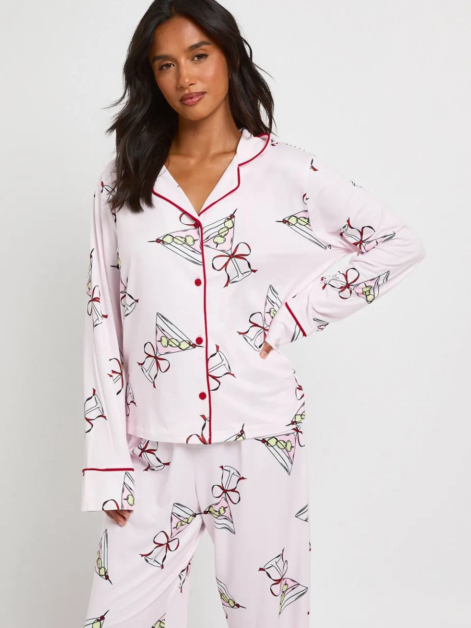 boohoo Dames Petite Martini Print Pyjama Set Met Paspeldetail Lange Mouwen & Broek baby roze, foto 4