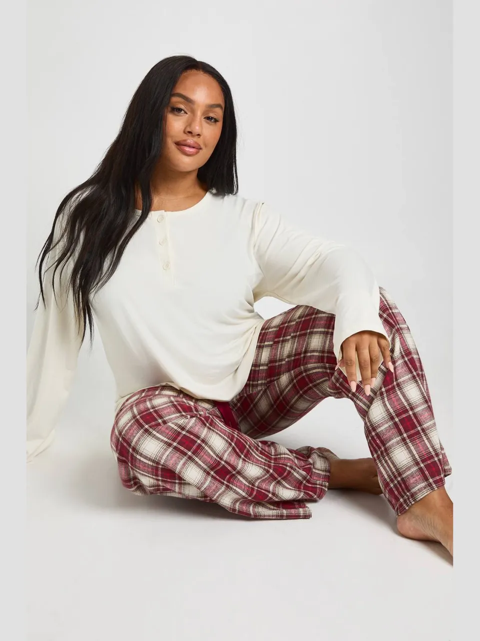 boohoo Dames Plus Soft Touch Gingham pyjamaset met top met lange mouwen en knopen en broek bordeaux rood, foto 2