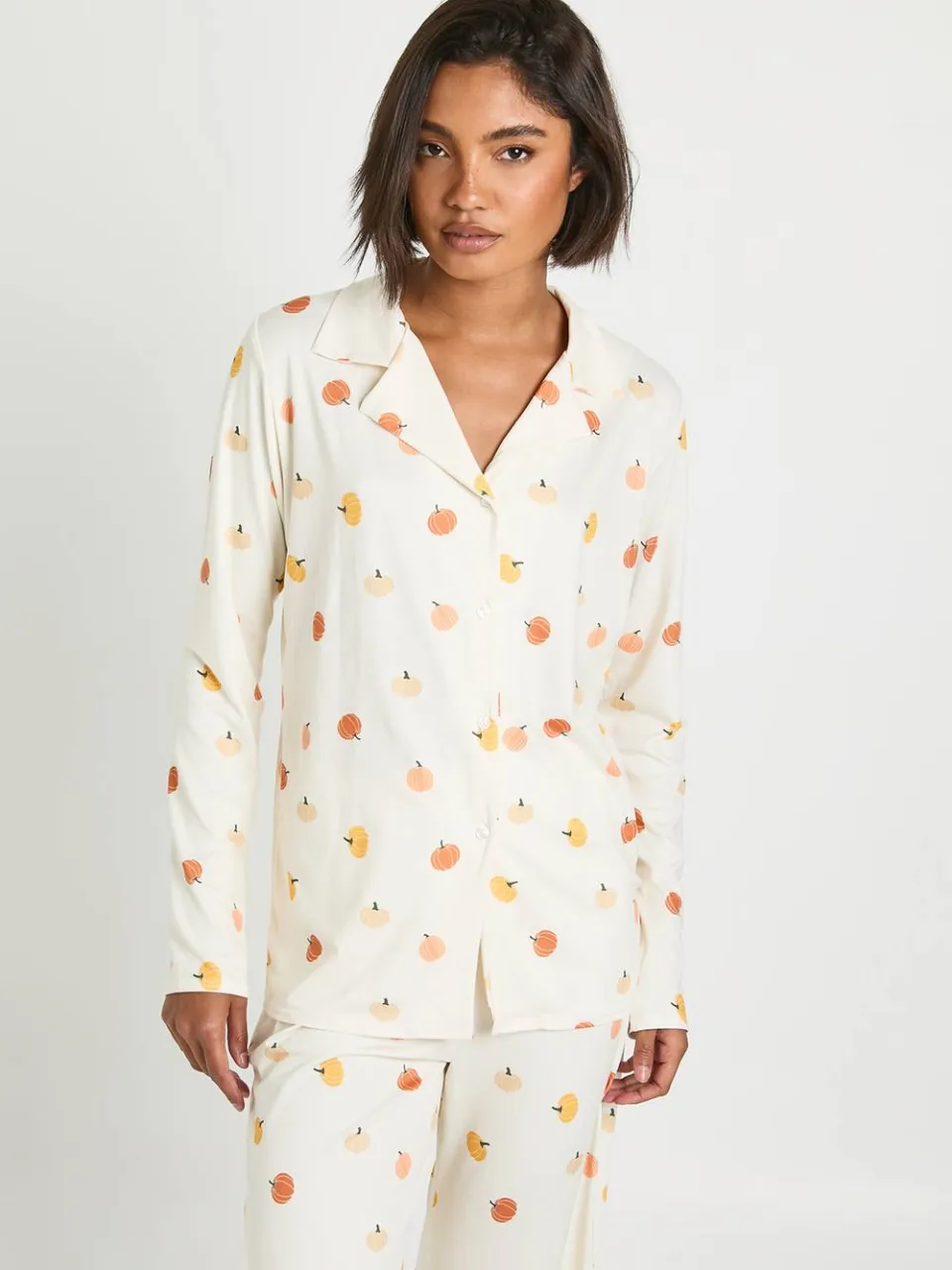 boohoo Dames Lang Halloween Ditsy Pompoenprint Langmouwshirt & Broekpyjamaset crème, foto 3