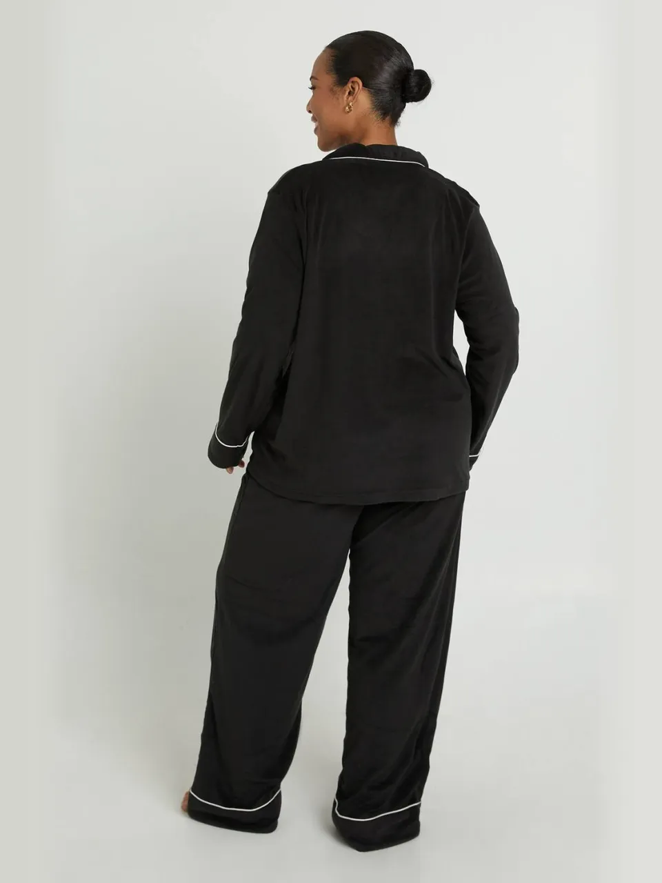 boohoo Dames Plus Baby Fleece Pyjama Set Met Pijpbies Detail, Shirt Met Lange Mouwen & Broek zwart, foto 2