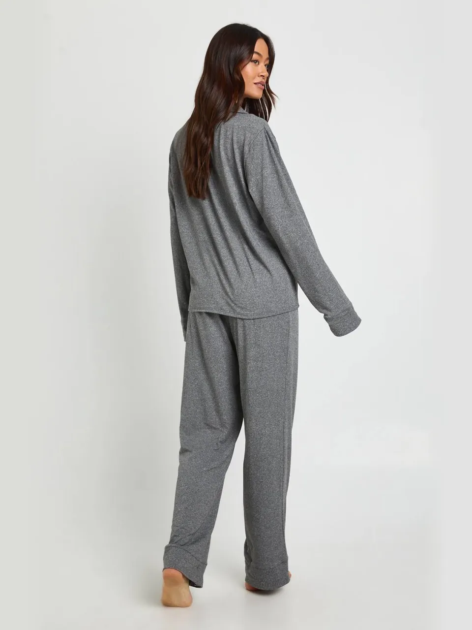 boohoo Dames Lange Zachte Pyjama Set Met Doorknoop Shirt En Broek grijze mergel, foto 2