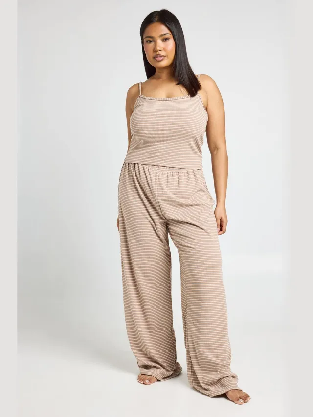 boohoo Dames Plus Zachte Geribbelde Gestreepte Hemdjes & Broek Pyjama Set Mokka