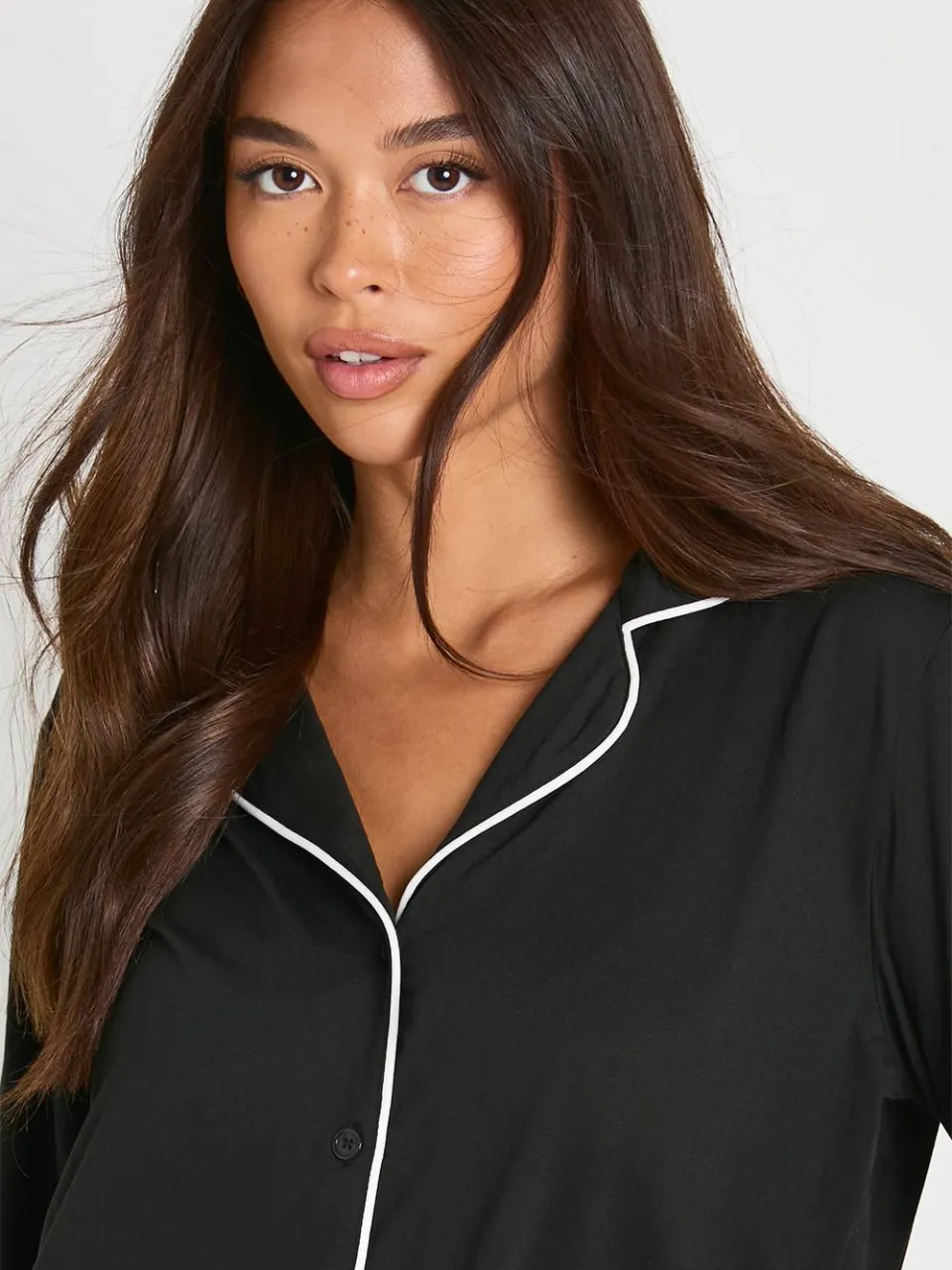 boohoo Dames Pyjama set met langarmhemd en broek voorzien van jersey piping detail zwart, foto 3