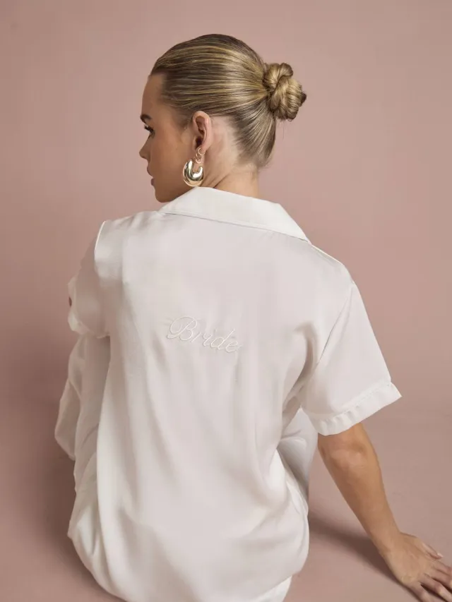 boohoo Dames Bruidspyjama 'Bride' Satijn Geborduurd Korte Mouw Shirt & Broek Set Wit
