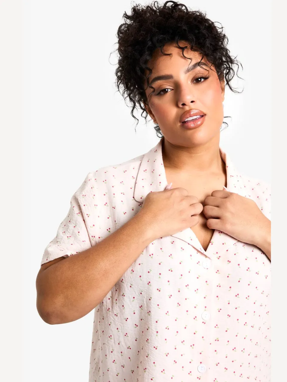 boohoo Dames Plus Cherry Print Shirt & Short Pyjama Set roze, foto 4