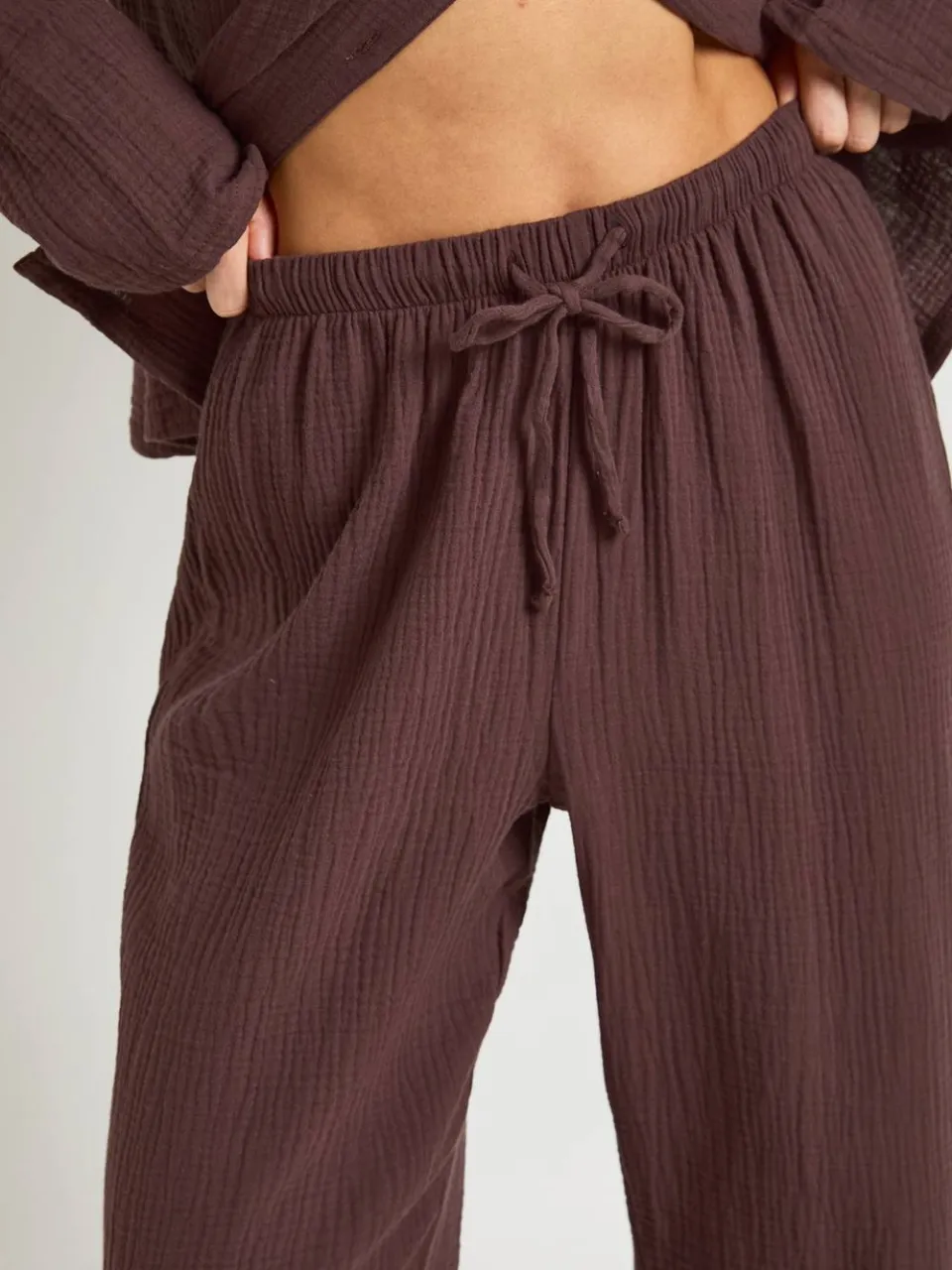 boohoo Dames Lange Mouwlin Shirt & Broek Pyjama Set Voor Lange Maten chocoladebruin, foto 3