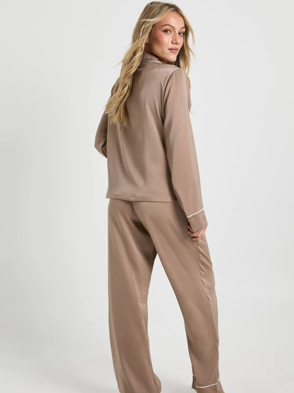 boohoo Dames Petite satijn piping detail lange mouwen overhemd & broek pyjama set mokka, foto 2