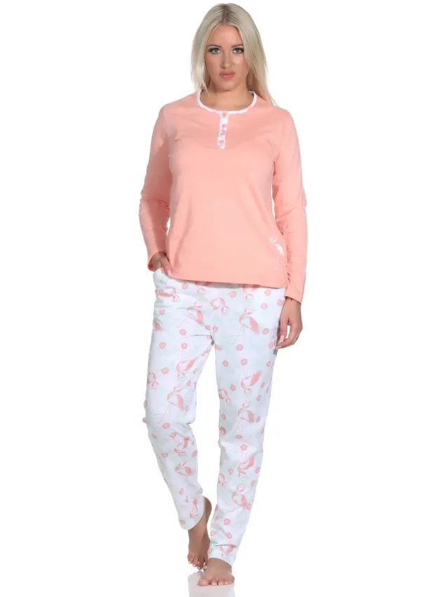 Normann Elegante damespyjama met lange mouwen met flamingomotief en knoopsluiting bij de hals apricot