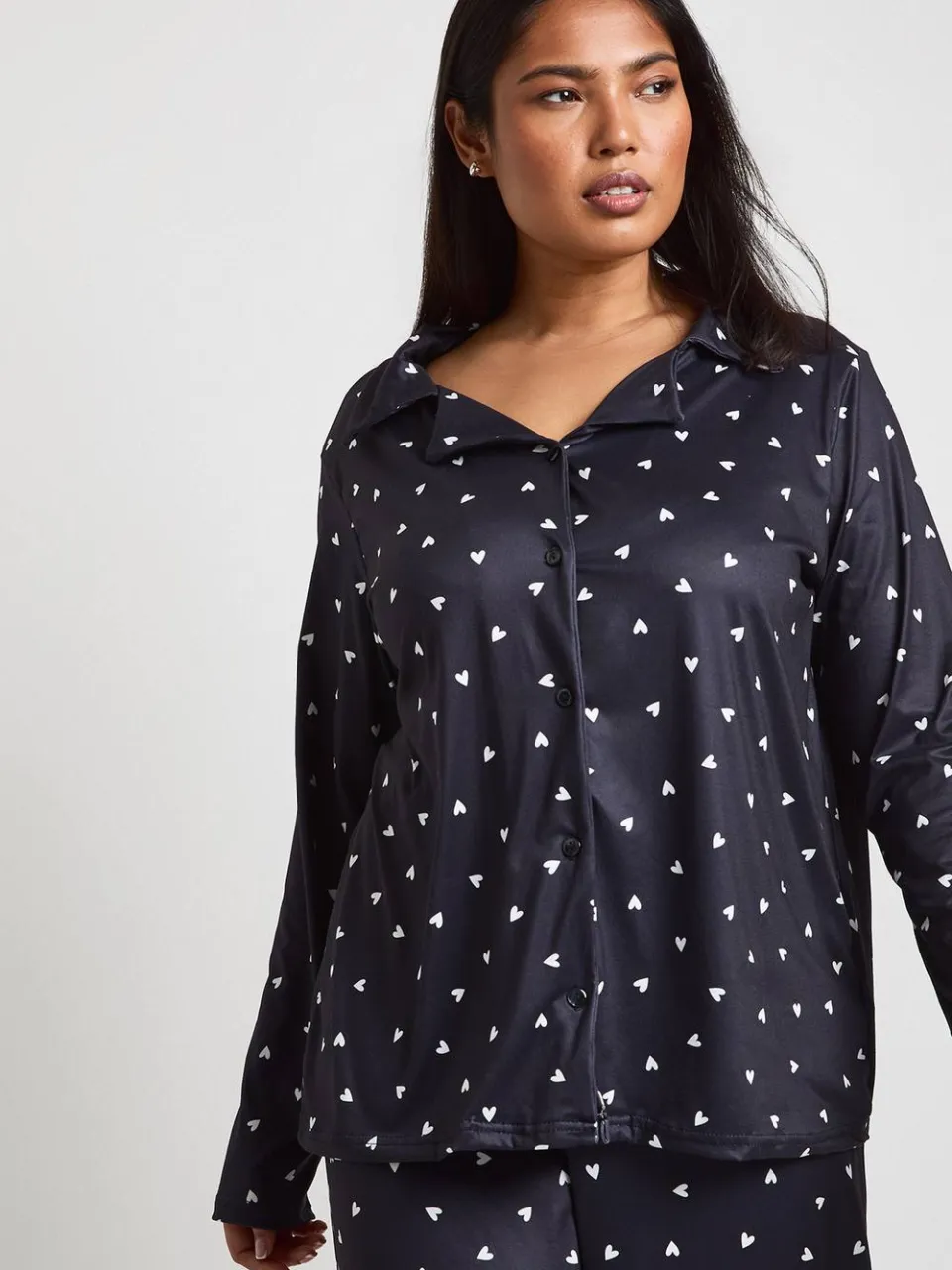 boohoo Dames Plus Hartjesprint Lange Mouw Shirt & Broek Pyjama Set zwart, foto 3