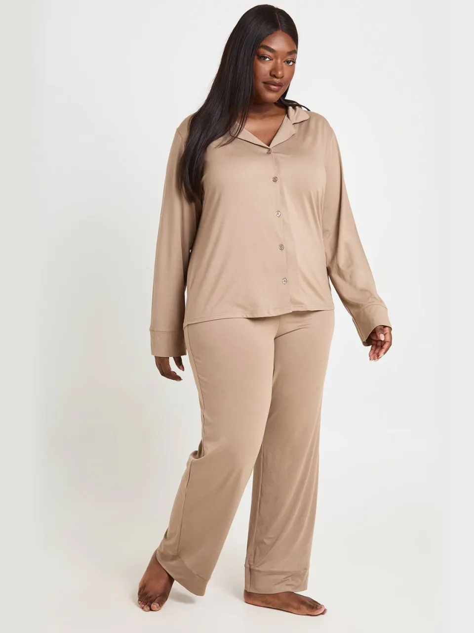 boohoo Dames Plus Zachte Touch Knoopsluiting Doorknoop Shirt En Broek Pyjama Set beige, foto 2