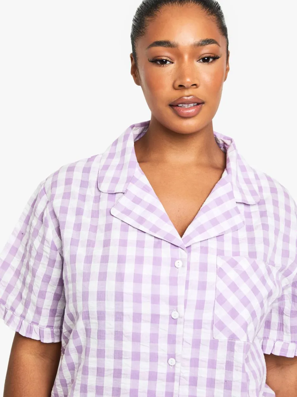 boohoo Dames Plus Seersucker Gingham Ruffle Shirt En Broek Pyjama Set lila, foto 4