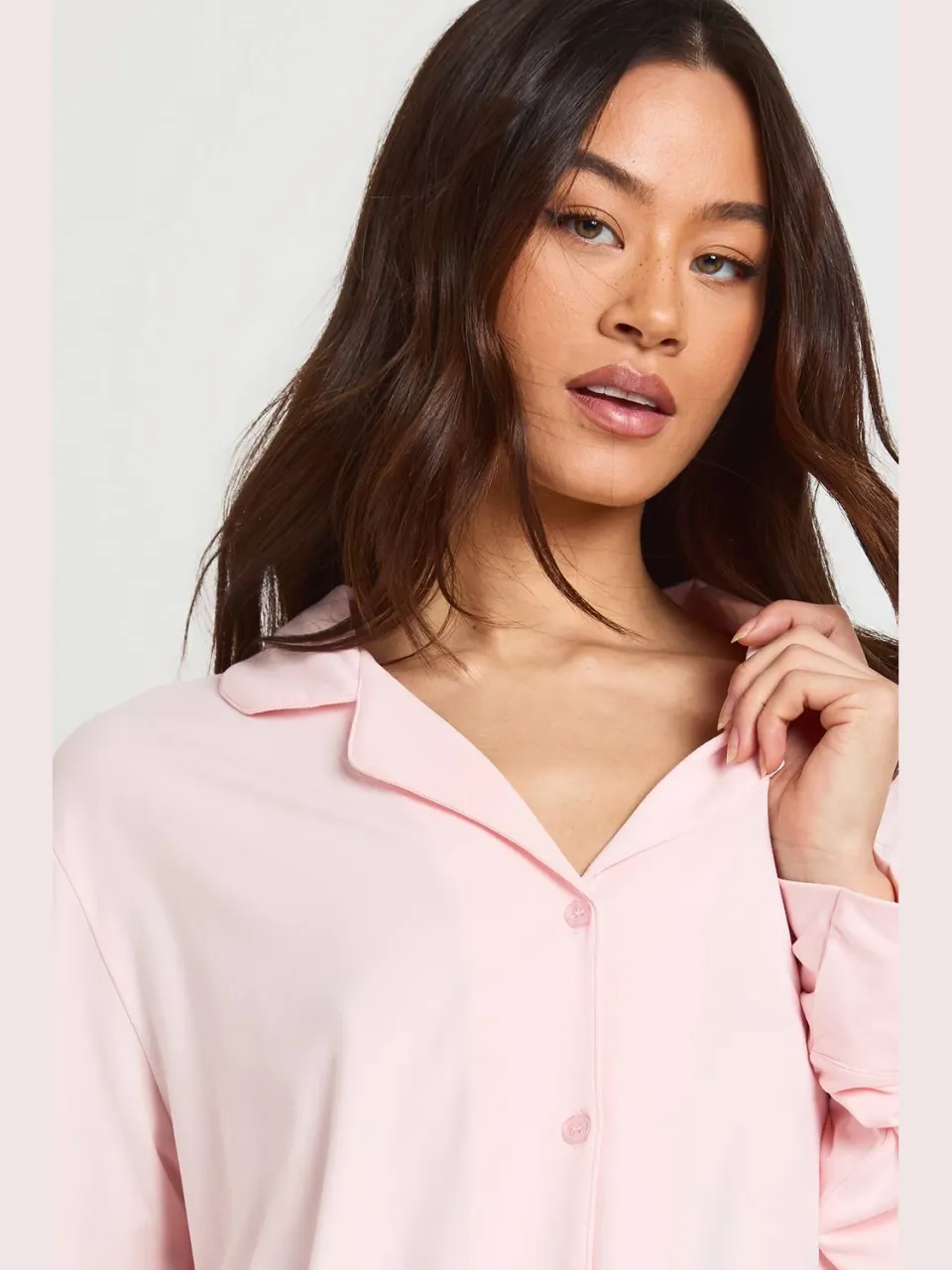 boohoo Dames Lange Zachte Pyjama Set Met Doorknoop Shirt En Broek lichtroze, foto 4