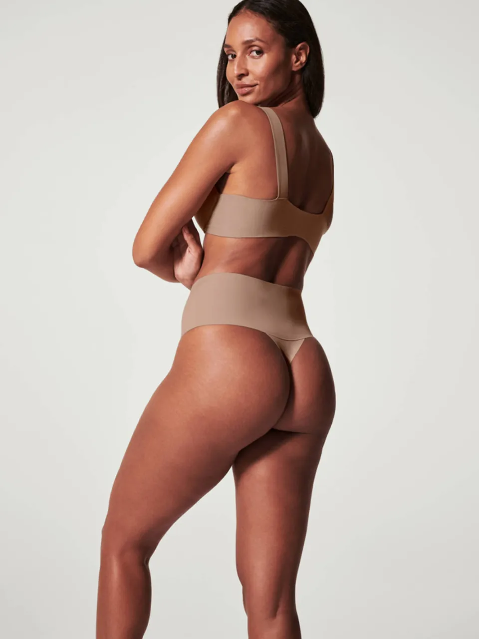 SPANX SPANXsupersmooth™ Undie-tectable seamless licht corrigerende string donkerbeige, foto 4
