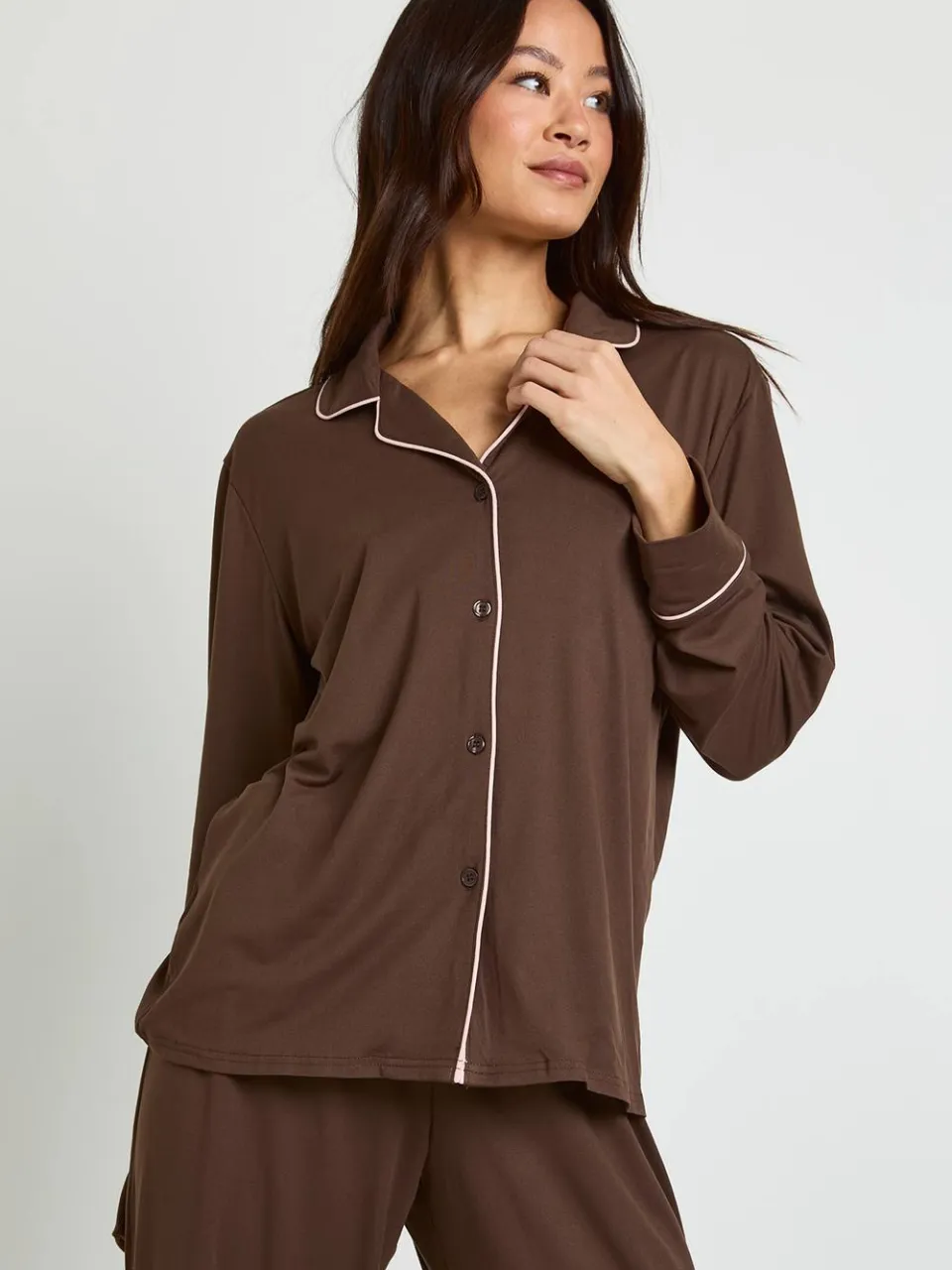boohoo Dames Tall Jersey Pyjama Set met Paspeldetails - Shirt met Lange Mouwen & Broek chocoladebruin, foto 3