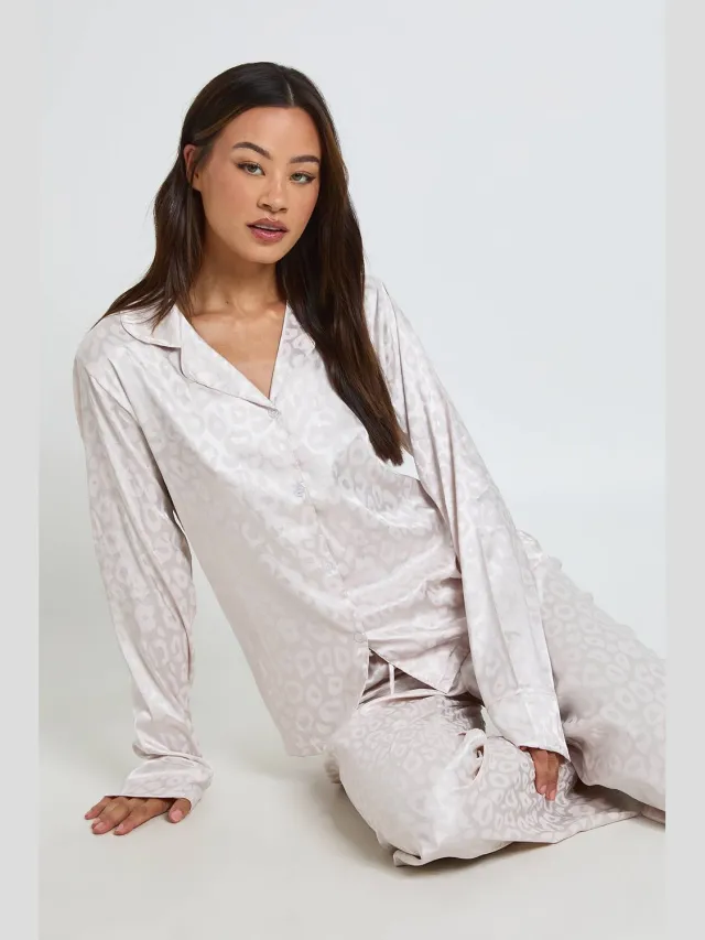 boohoo Dames Tall Luipaard Jacquard Satijnen Pyjama Set Met Lange Mouwen Shirt & Broek Champagne