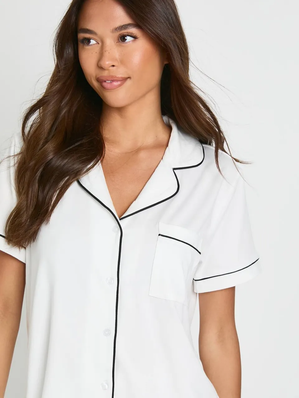 boohoo Dames Pyjama set met t-shirt met korte mouwen en korte broek met jersey piping detail wit, foto 4