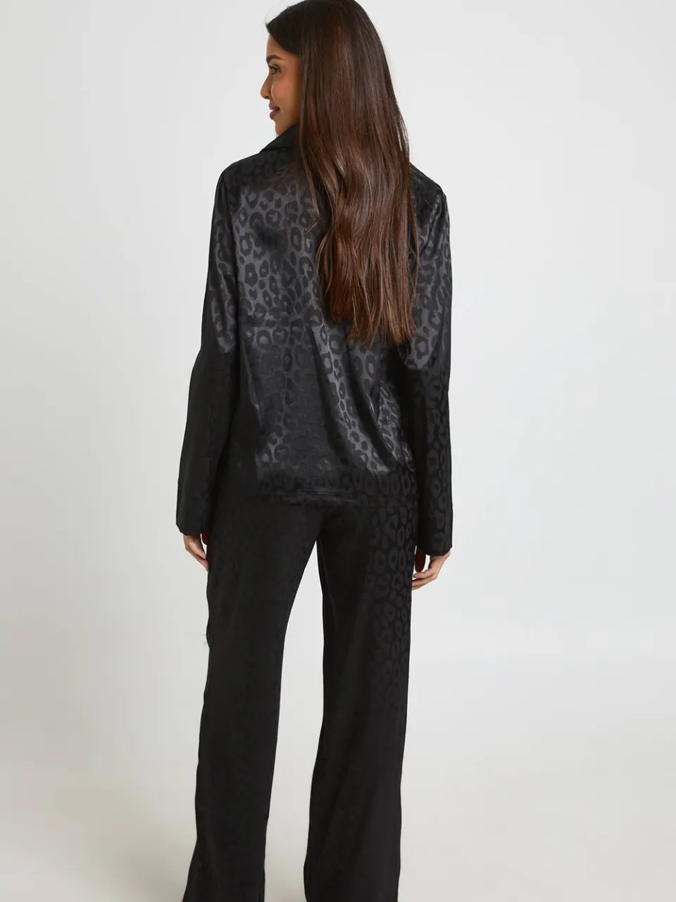 boohoo Dames Luipaard Jacquard Satijnen Pyjama Set Met Shirt Met Lange Mouwen & Broek zwart, foto 2