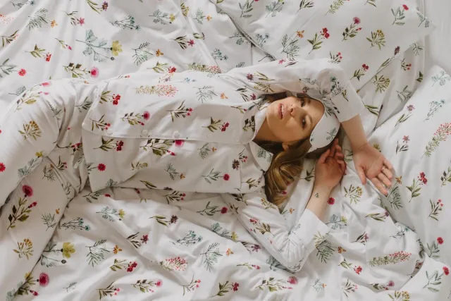 Coemi Weidebloemen pyjama set dames–lang–handgeschilderde print–100% Katoensatijn–wit–