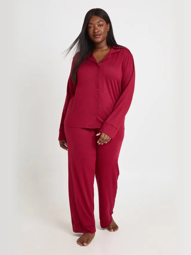 boohoo Dames Plus Zacht Aanvoelende Pyjamaset Met Knoopsluiting Shirt En Broek Bordeaux Rood
