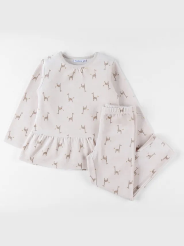 Noukie's Pyjama - Giraffenprint - Beige - Fluweel - Maat 5 jaar - 110 cm