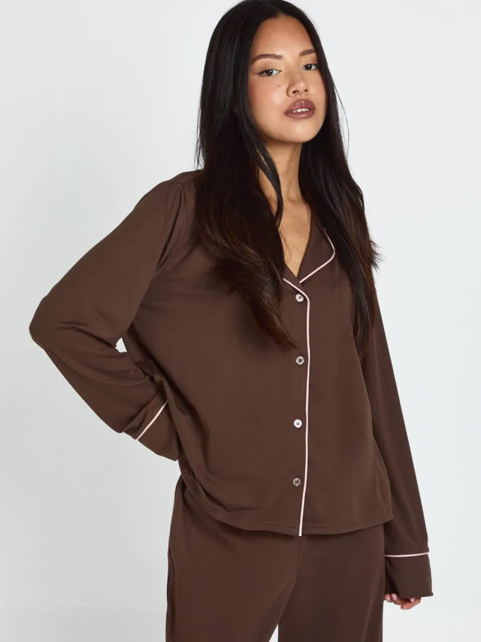 boohoo Dames Petite Pyjama Set Met Paspeldetail Lange Mouwen Shirt & Broek chocoladebruin, foto 2