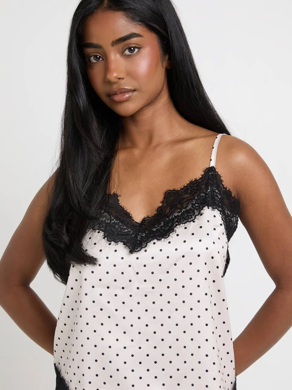 boohoo Dames Satijnen Pyjama Set Met Stippenprint, Kanten Afwerking, Asymmetrische Zoom En Broek crème, foto 4