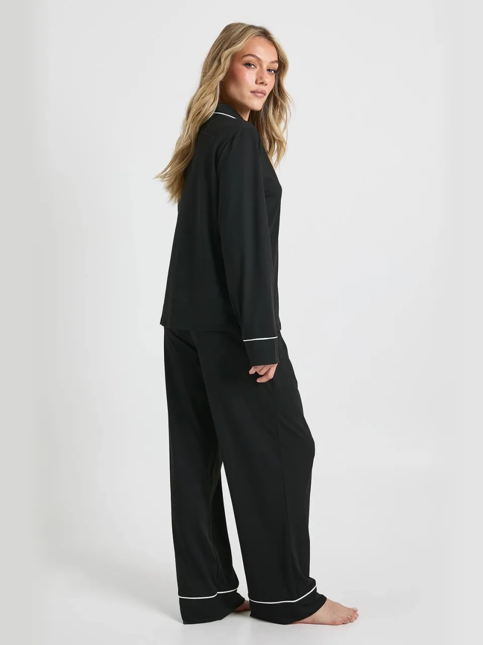boohoo Dames Petite Jersey met pijpdetail, langarmig shirt & broek pyjamaset zwart, foto 2