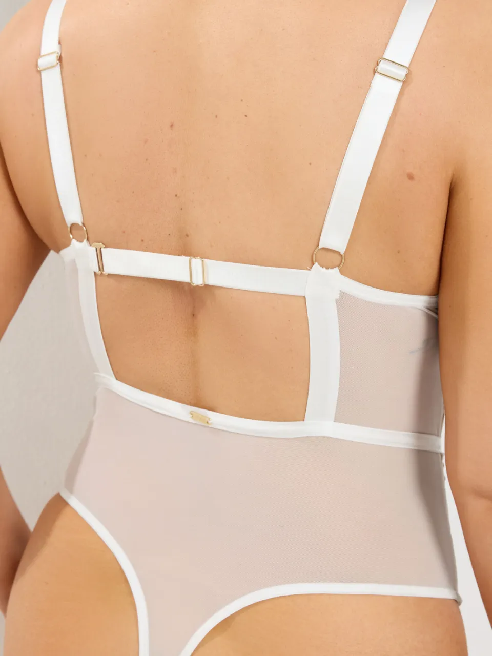 Playful Promises Grote Maten Witte Bodysuit Met Bandjes En Geborduurde Bloemen, foto 4
